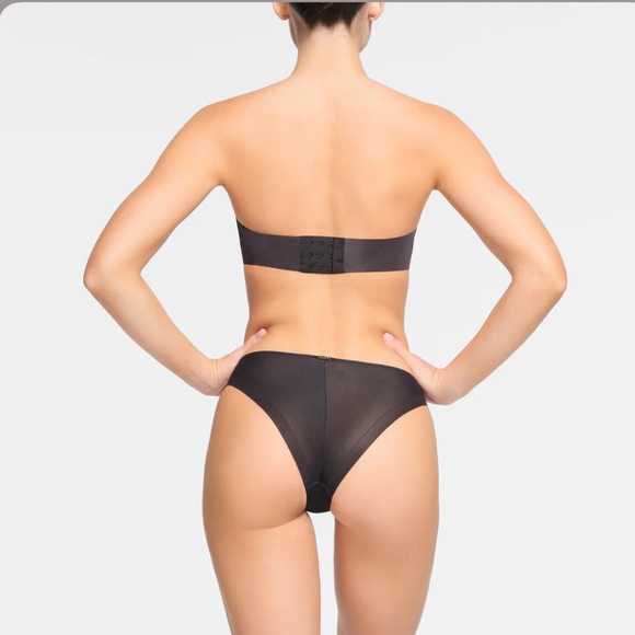 Weightless Strapless Black Bandeau Bra - Picture 3 of 6